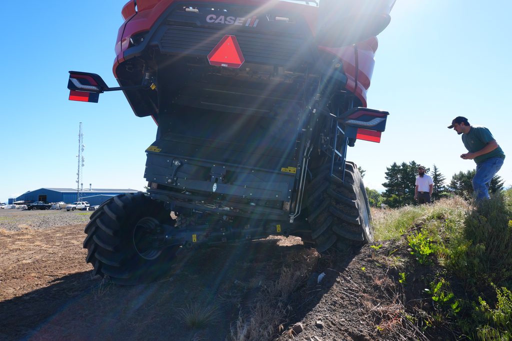 AF10. Hillco af10, hiilco machine, hillco case combine, hillco prototype, hillco build, hillco, nezperce id, hillco leveling system, drop axle clearance test